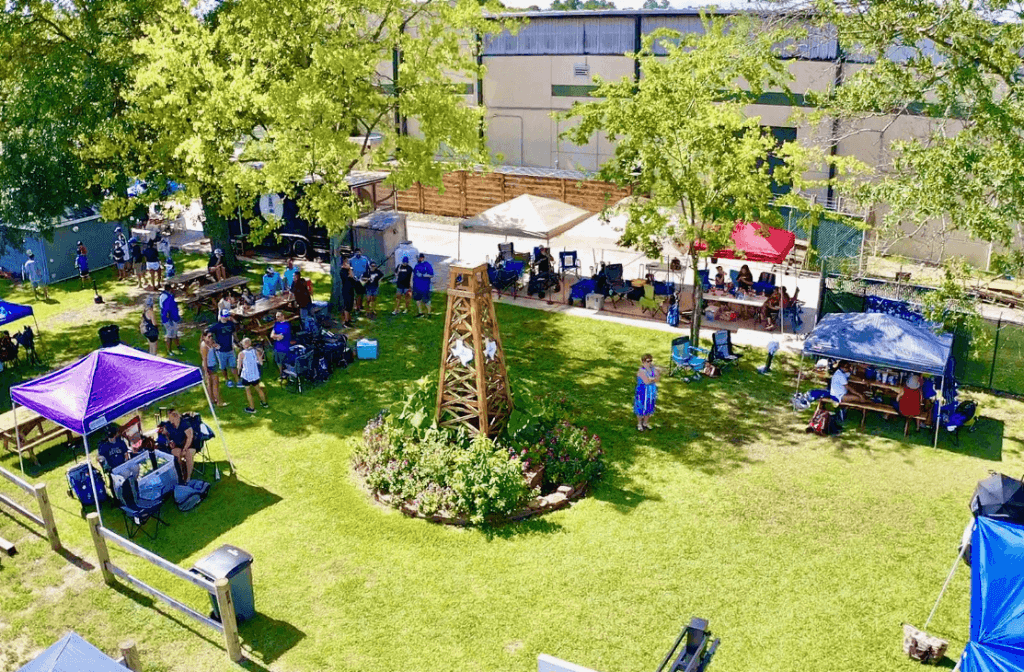 a plot where a picnic is happening