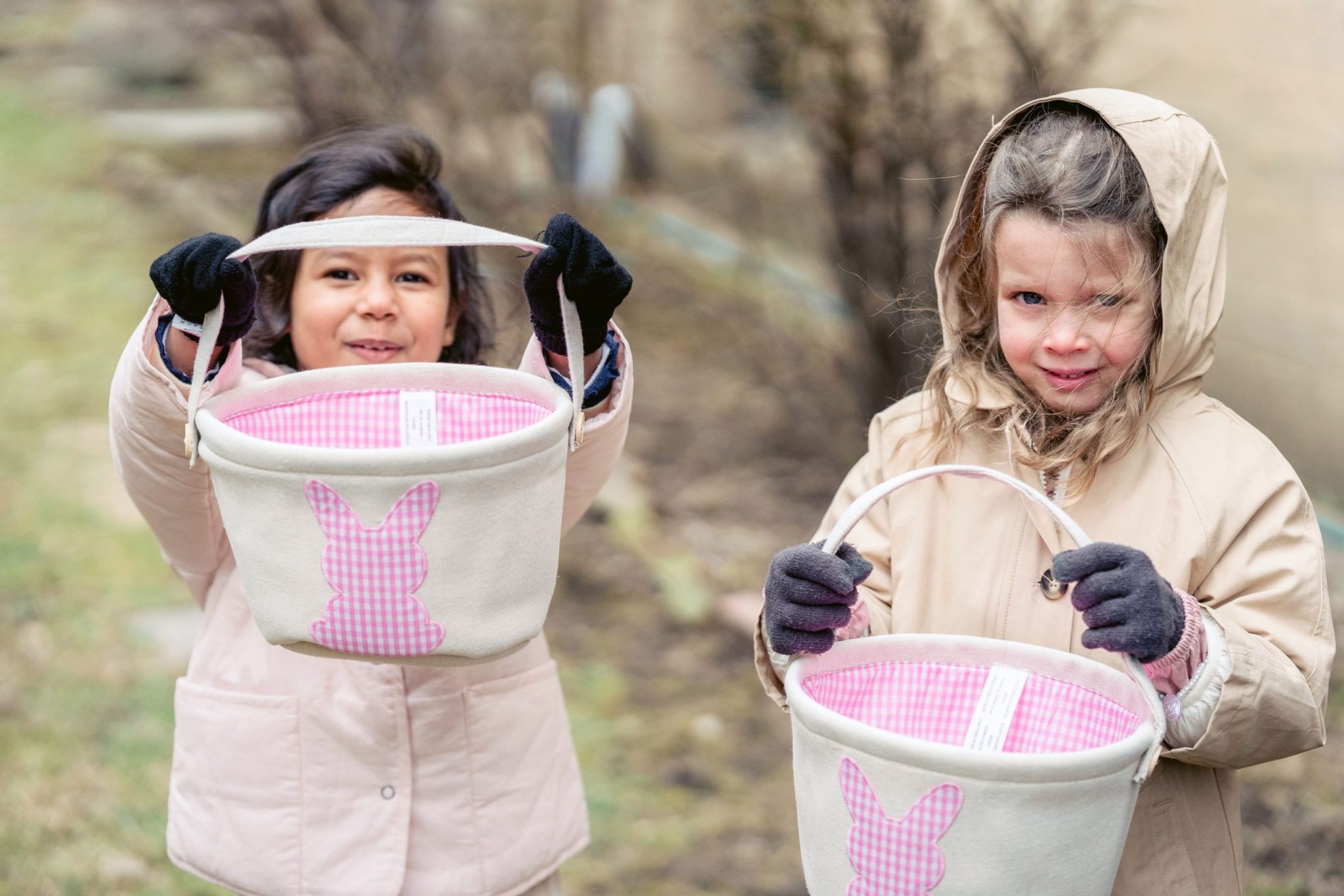 kids at a scavenger hunt party