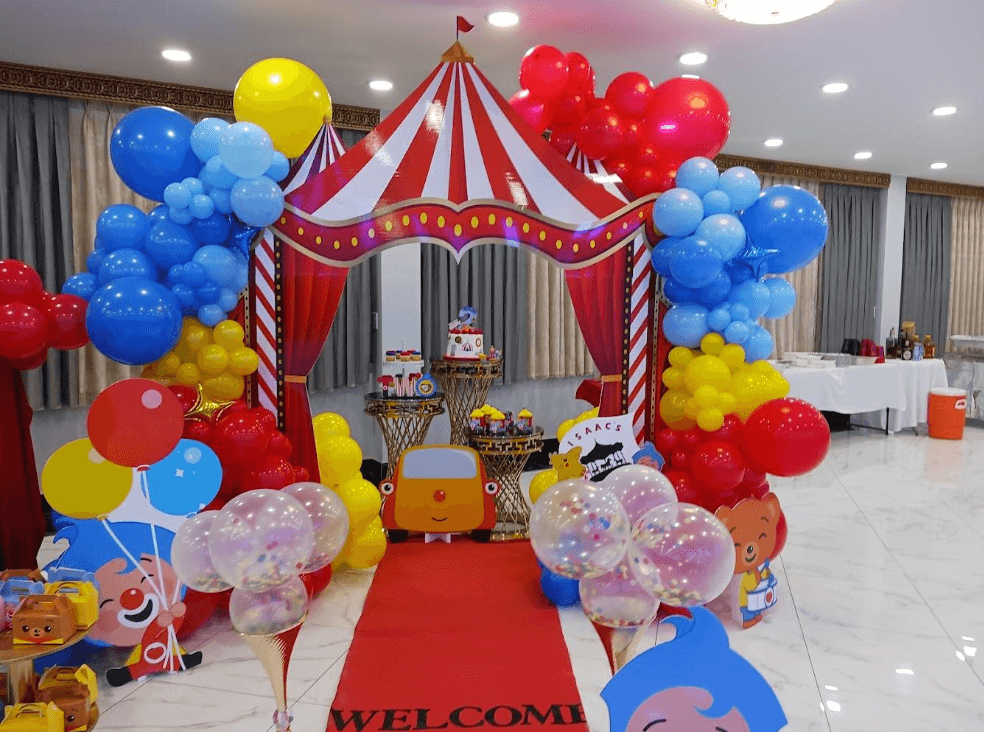 A party room decorated with circus themed items