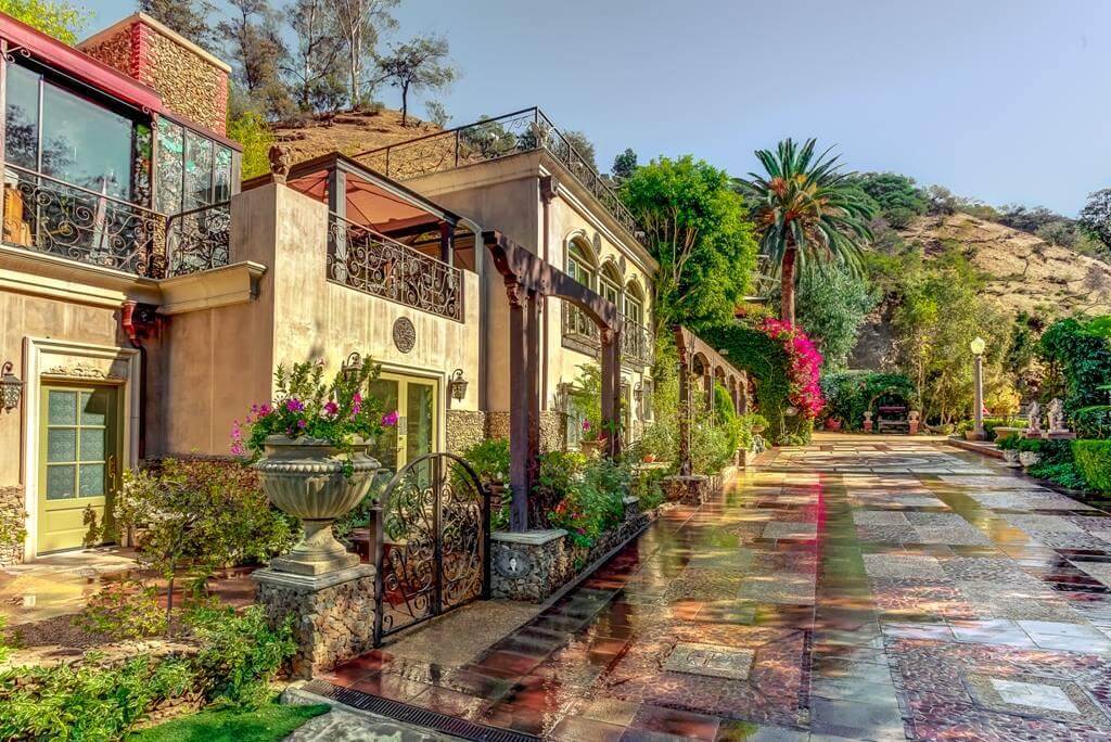 a luxurious villa in Los Angeles 