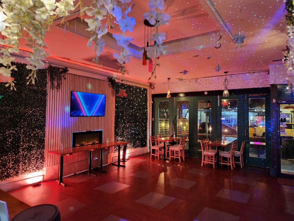 27158 downtown tropical themed space room 1