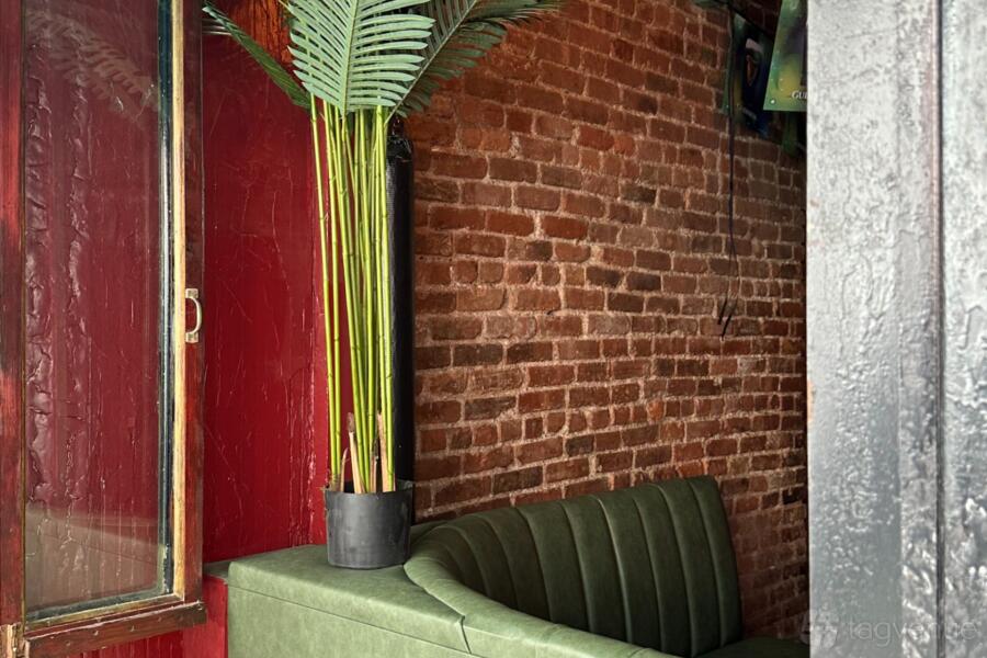 06 les east village bar at the last resort