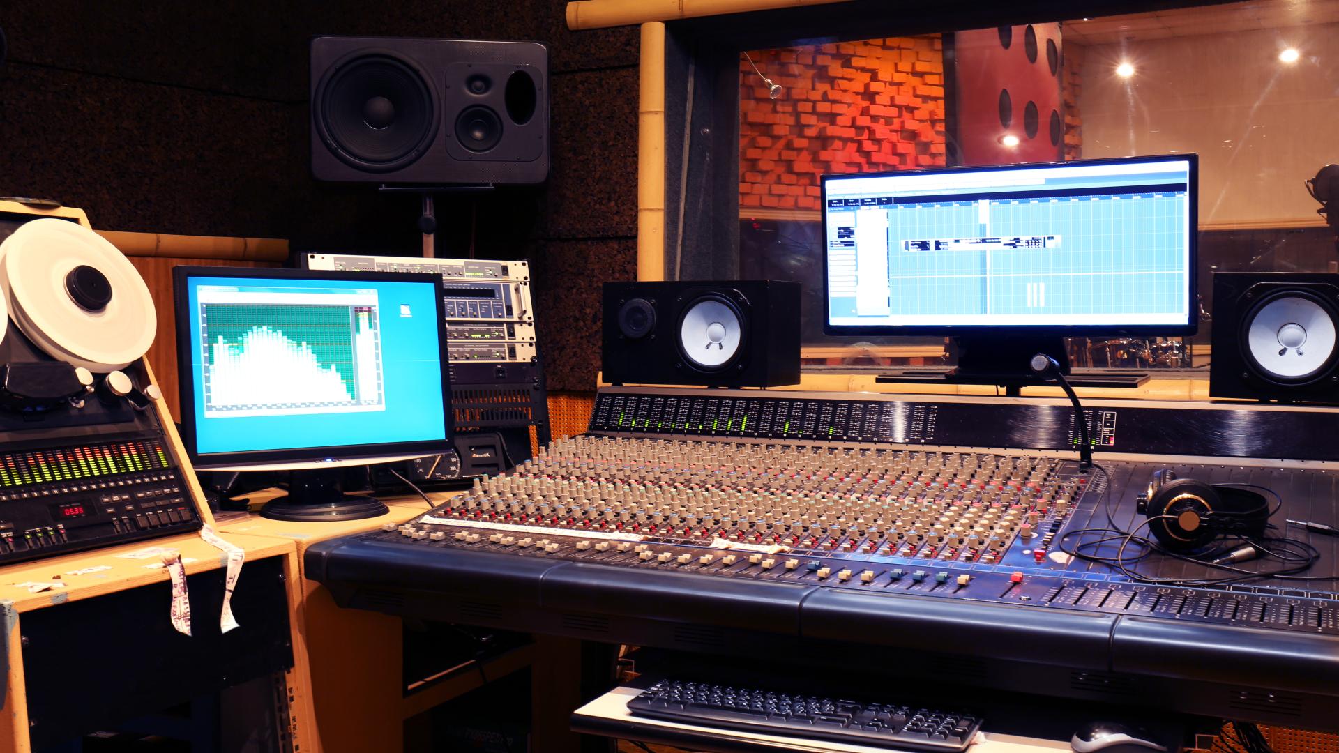 16 Best Small Recording Studios for Rent in Houston, TX
