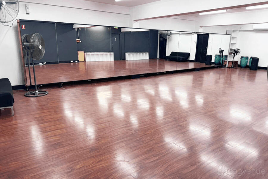 Studio 1 - LARGE GROUP (4+) Studio 1 - LARGE GROUP (4+)