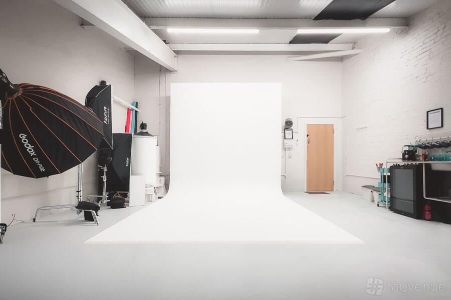Photo Studio // 3x3m Cyc Wall Photo Studio // 3x3m Cyc Wall