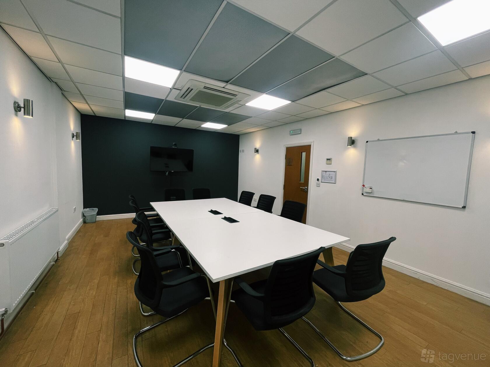 A closer look at Executive Suite Meeting Rooms For Rent In Penthouse