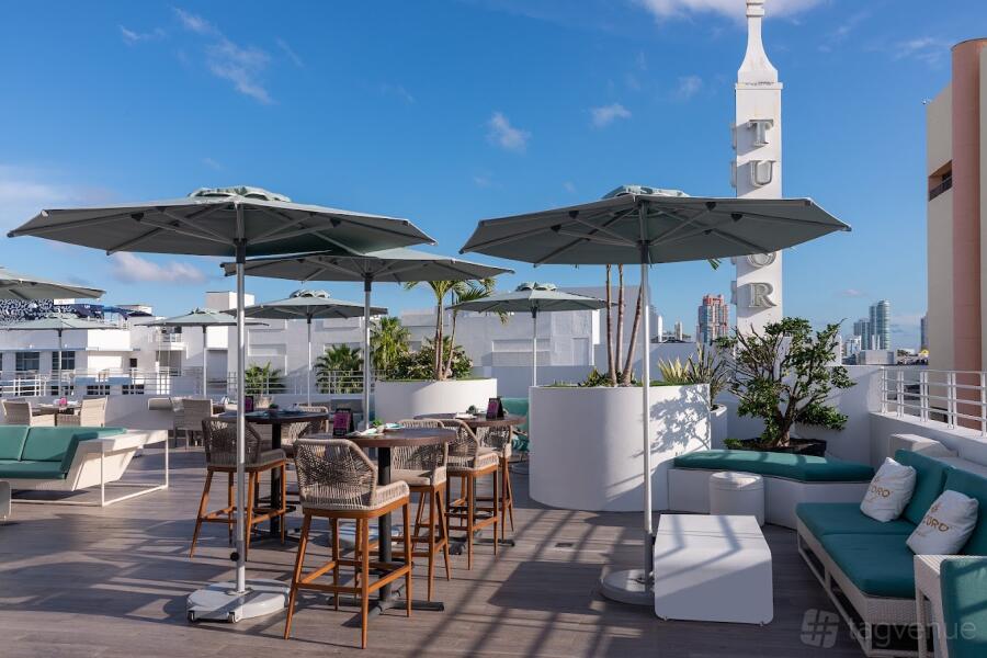Highbar Pool + Bar + Sky Highbar Pool + Bar + Sky