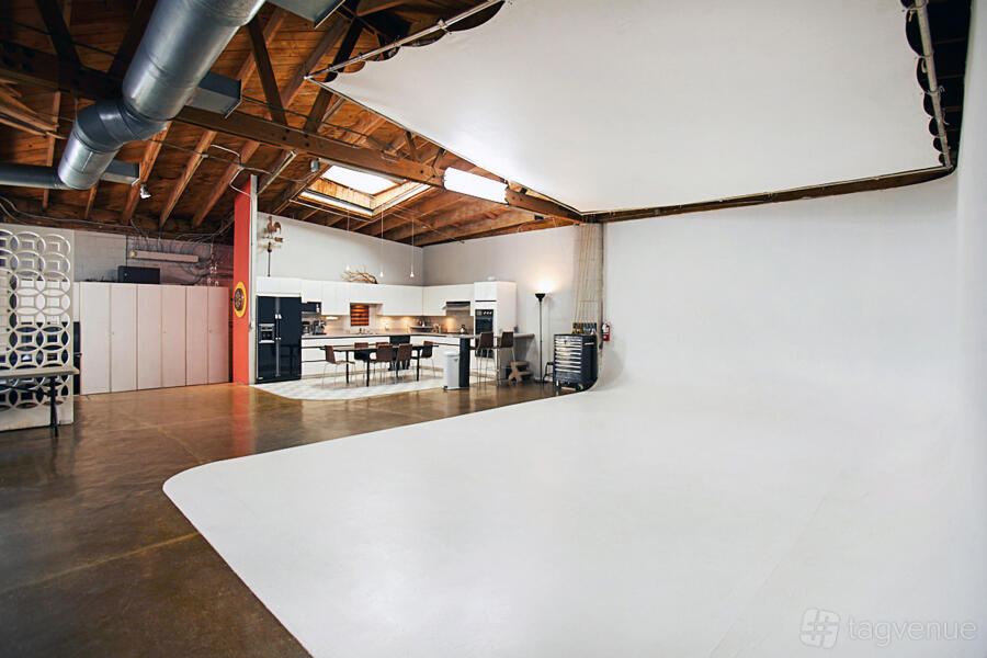 Hollywood Black Out Studio Hollywood Black Out Studio