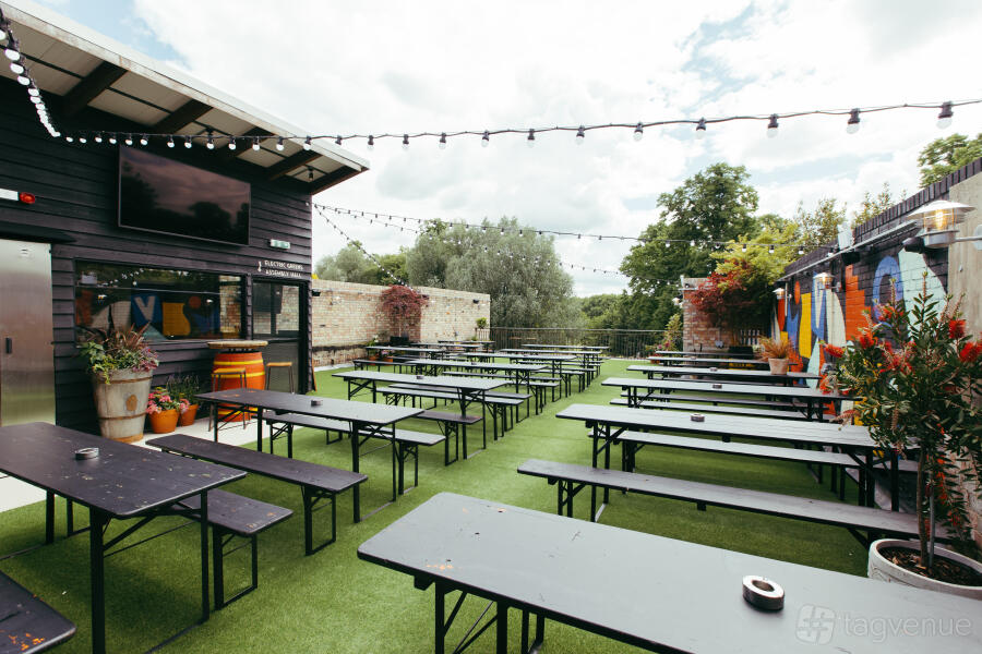 Rooftop Terrace & Banyard Room (Whole Top Floor) Rooftop Terrace & Banyard Room (Whole Top Floor)