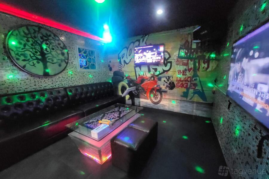 Medium Room at