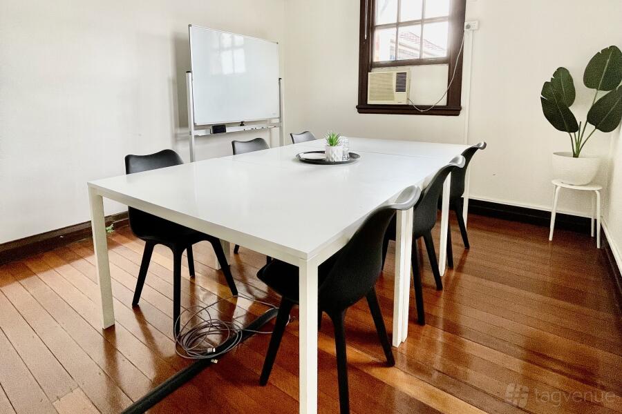 Meeting Room (free parking) Meeting Room (free parking)