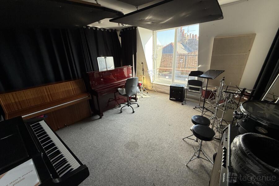Large Music Room Large Music Room