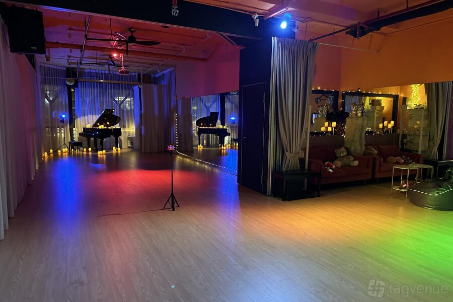 Studio with Piano & Projector Studio with Piano & Projector