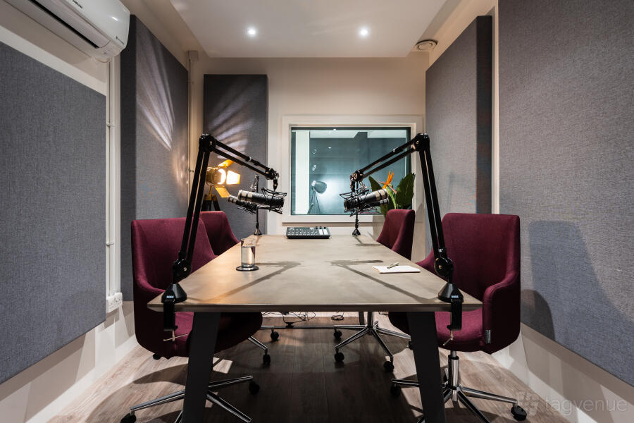 Pod B – Tabletop Podcast Set at