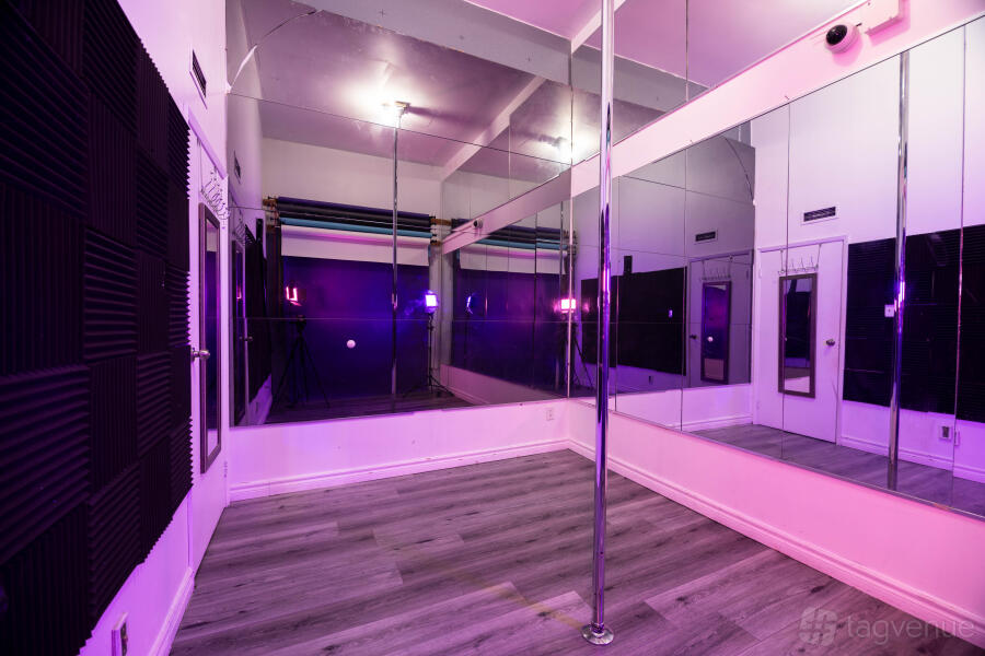 12 ft Pole Studio + Backdrops 12 ft Pole Studio + Backdrops