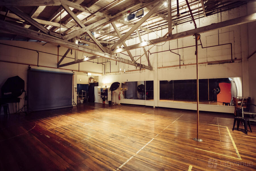 NY Loft-Style Warehouse NY Loft-Style Warehouse