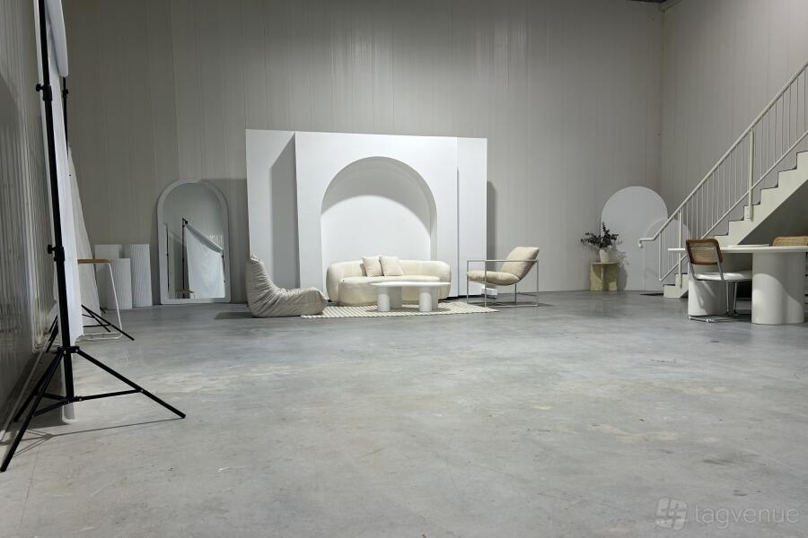The Studio - Blanc Hire The Studio - Blanc Hire