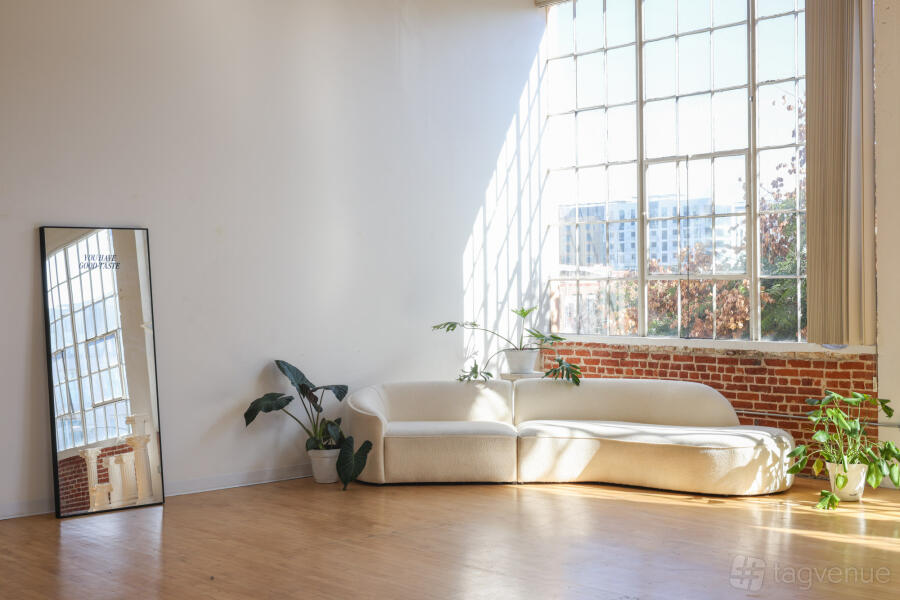 Large, Downtown Loft : Studio Casually Large, Downtown Loft : Studio Casually