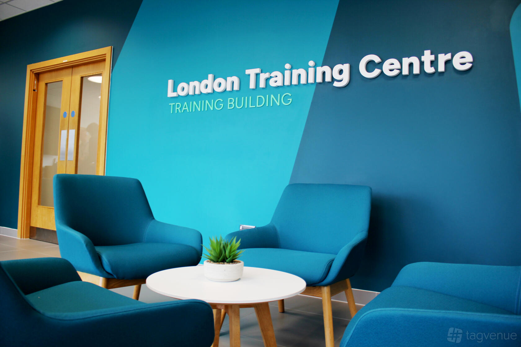 Training Centre Red 12-Seat Training/Workshop Rm - Acron Aviation London Training Centre ...