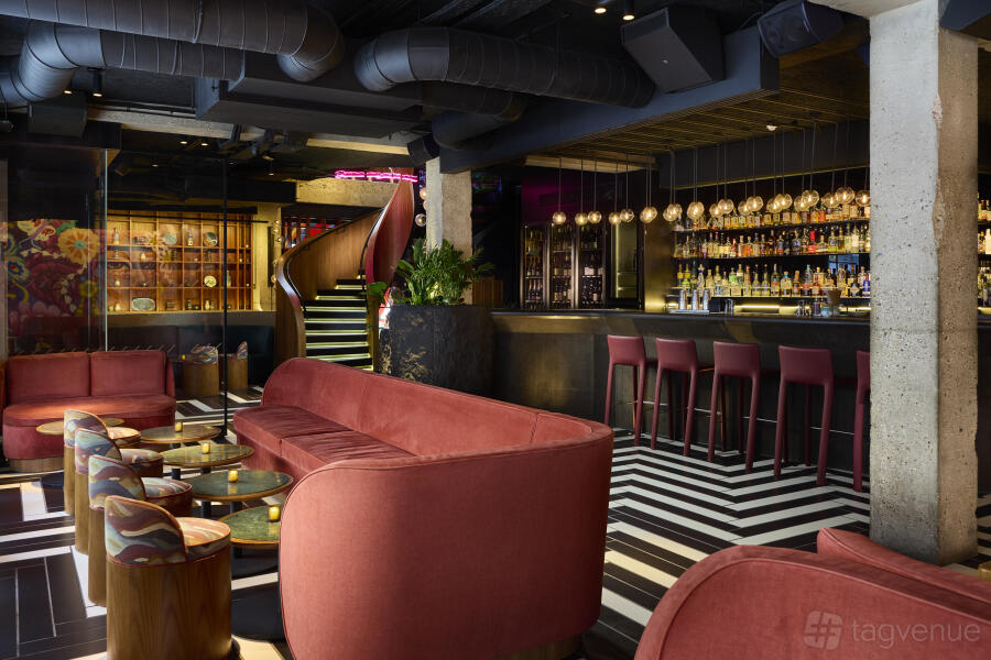 Bar & Lounge at