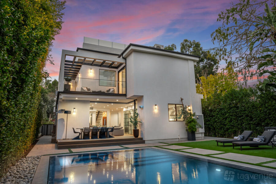 Estate with Rooftop Lounge Estate with Rooftop Lounge