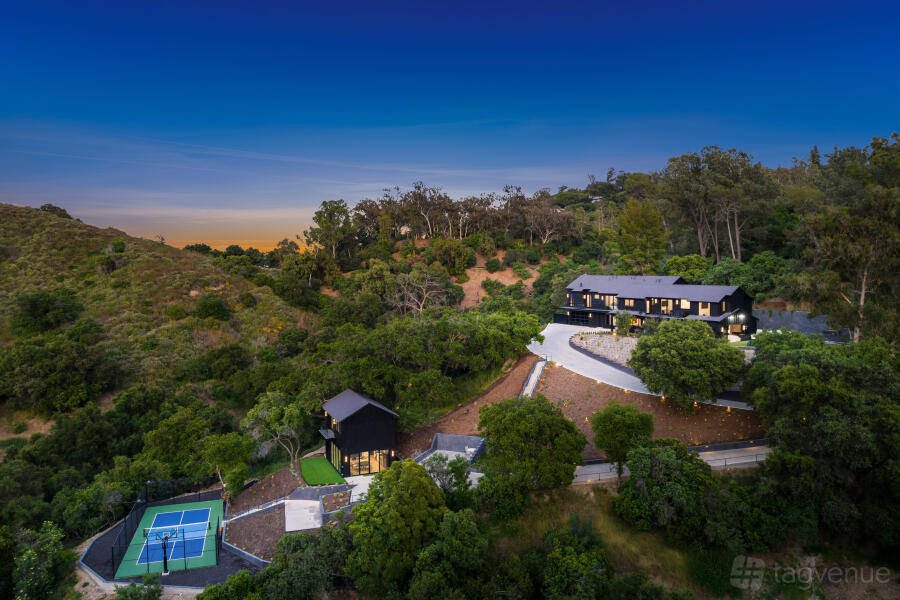4.5-Acre Hillside Estate 4.5-Acre Hillside Estate