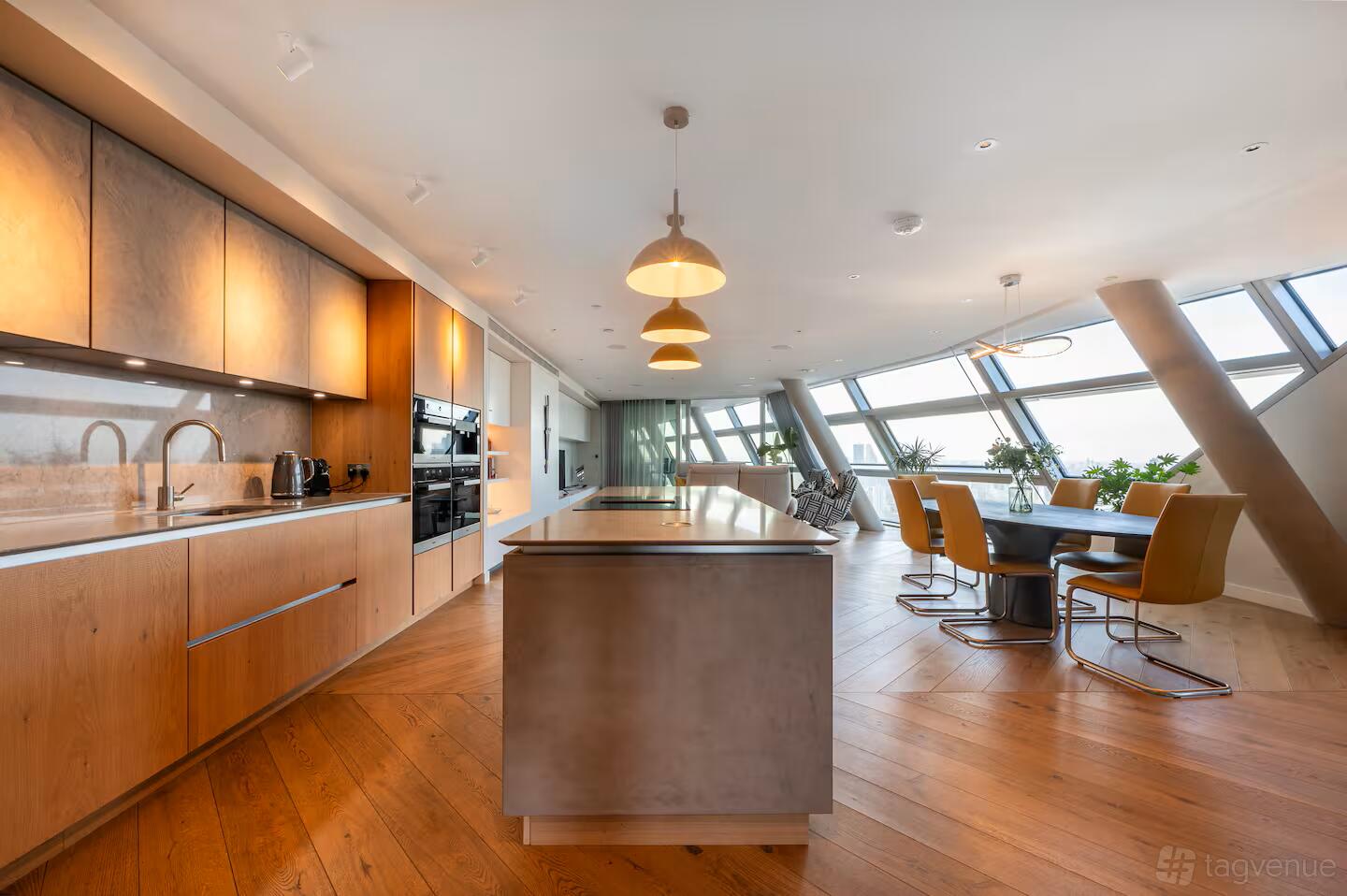 London Panoramic Penthouse - Penthouse with panoramic views of London ...