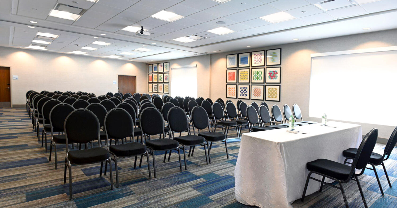 Holiday Inn Express & Suites Aurora by IHG