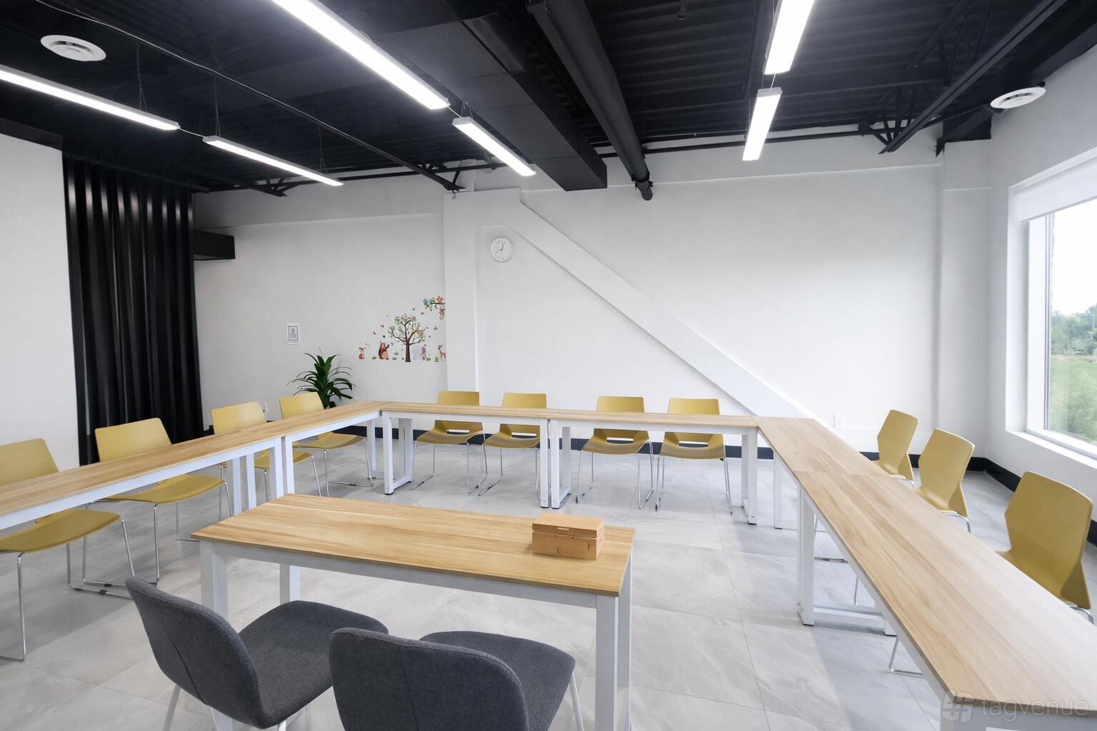 Sunlit Space for Photoshoot/Meeting/Workshop