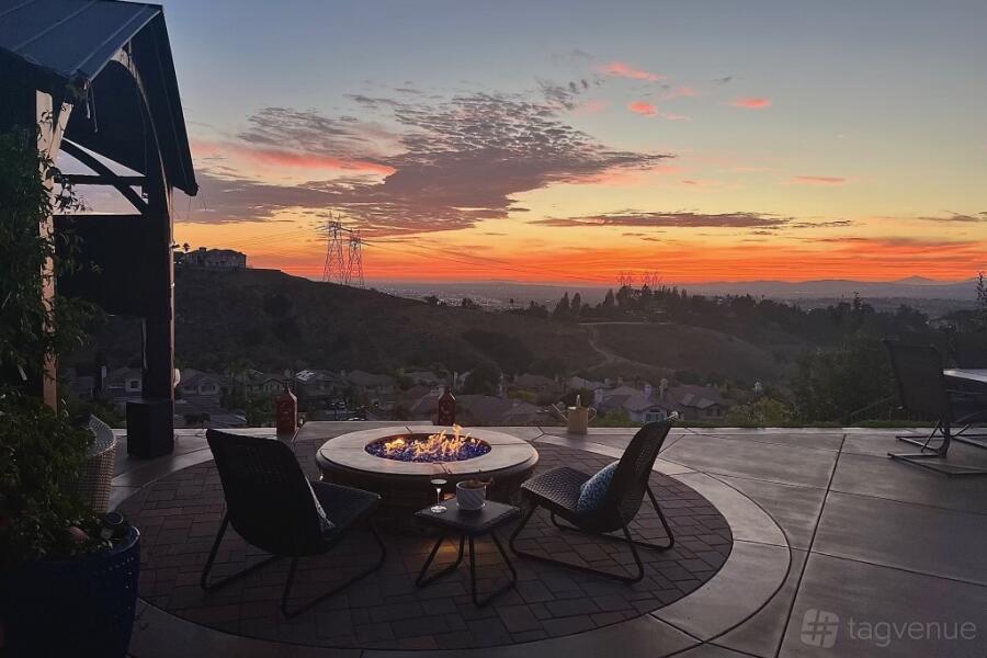 Cozy Hillside Estate & Terrace Cozy Hillside Estate & Terrace