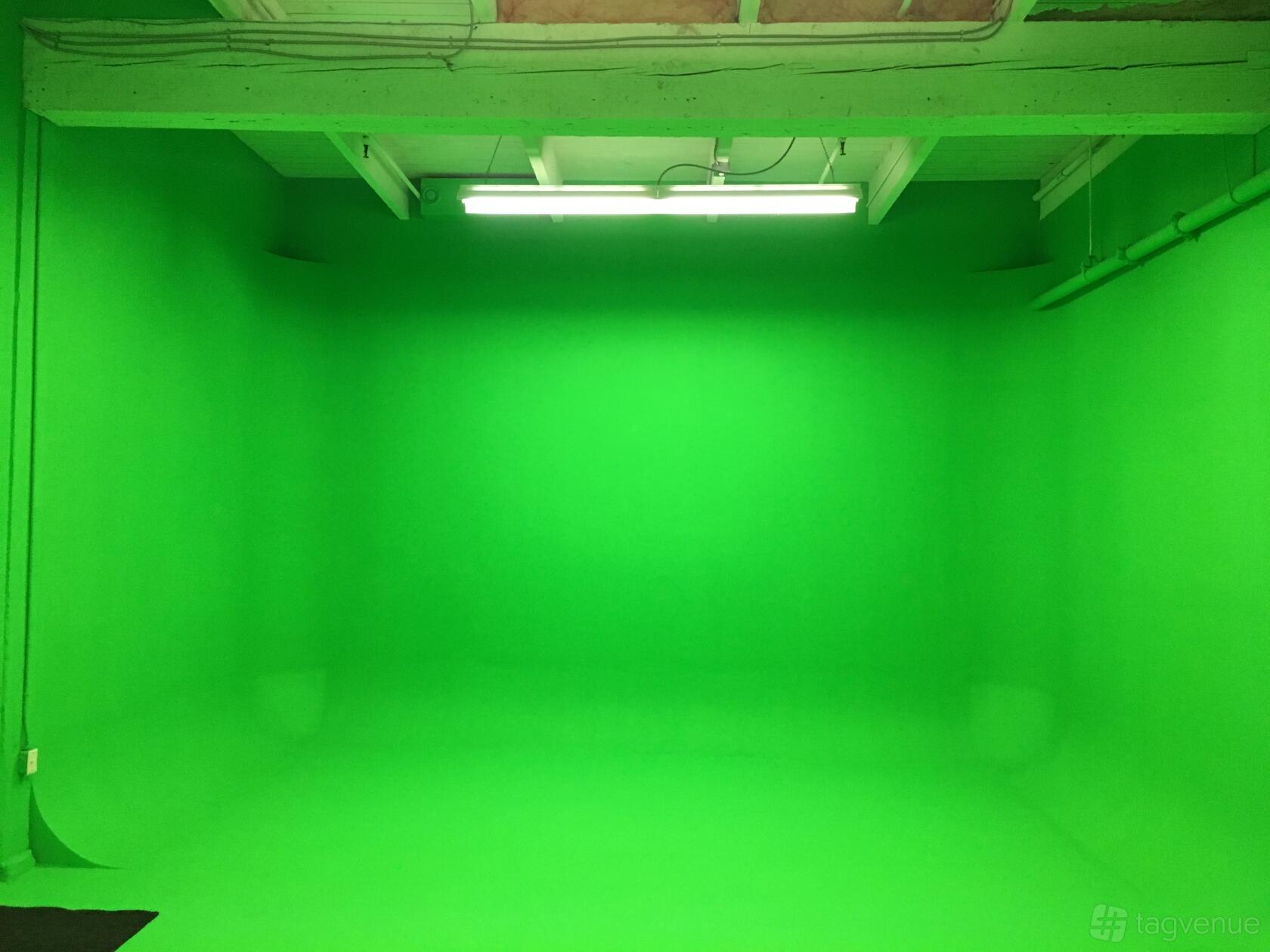 A photo and film studio with seamless green screen walls and overhead fluorescent lighting at Shoreline Studios.