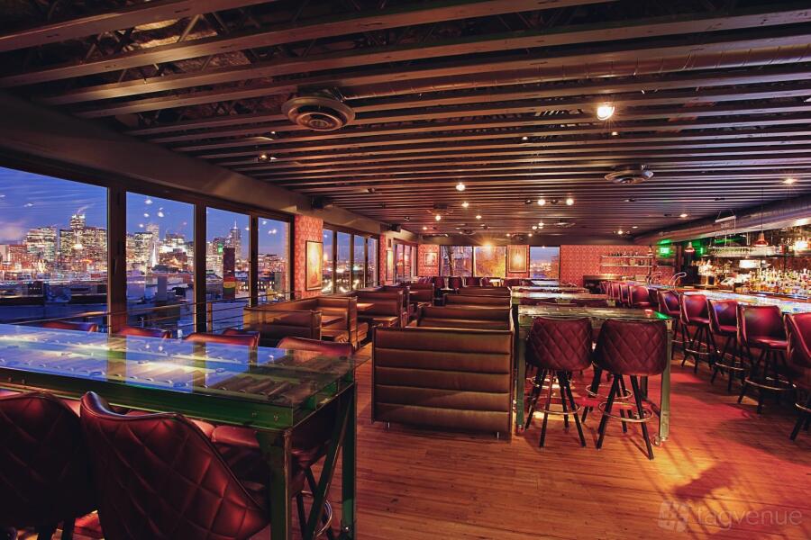 Bar & Lounge at