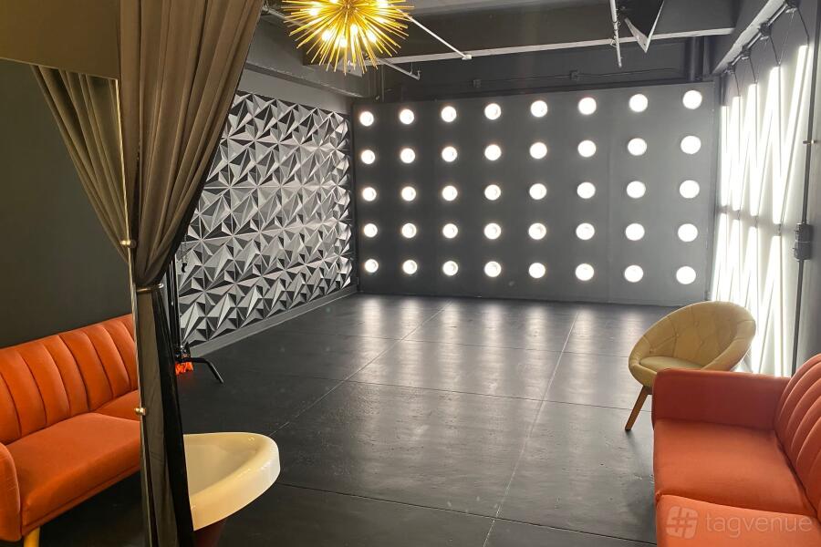 Video Studio + RGB Light Wall Video Studio + RGB Light Wall