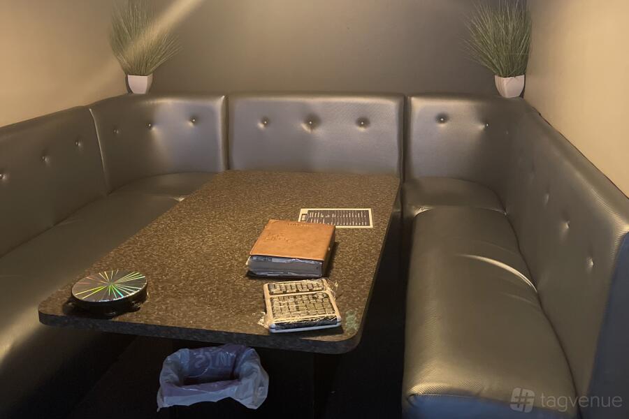 Medium Room at