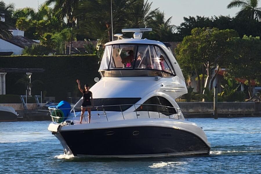 40-Foot Sea Ray Lux Yacht 40-Foot Sea Ray Lux Yacht