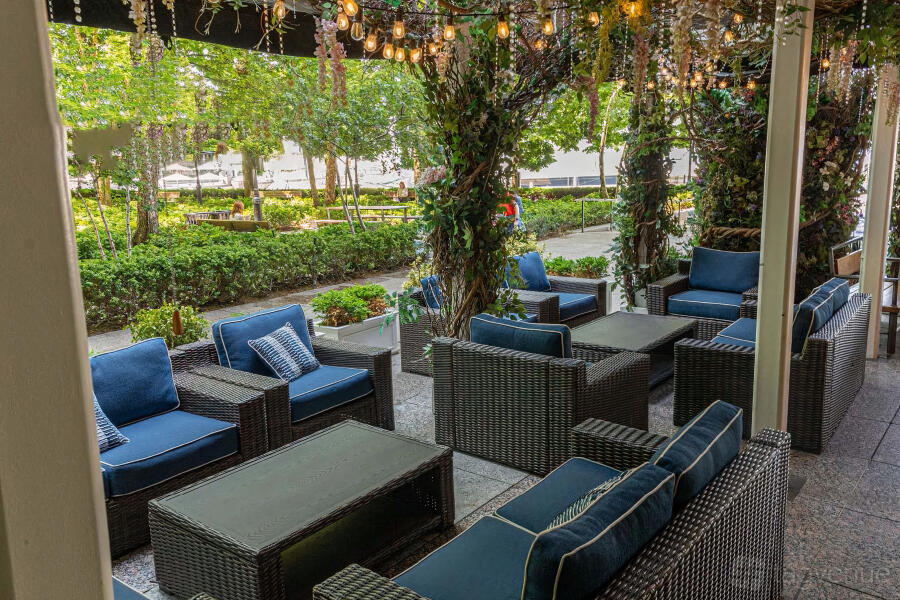 Garden Lounge at Le District