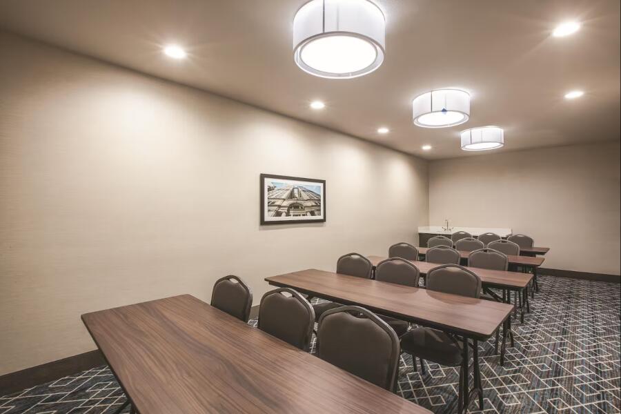 La Quinta Inn & Suites by Wyndham La Quinta Inn & Suites by Wyndham