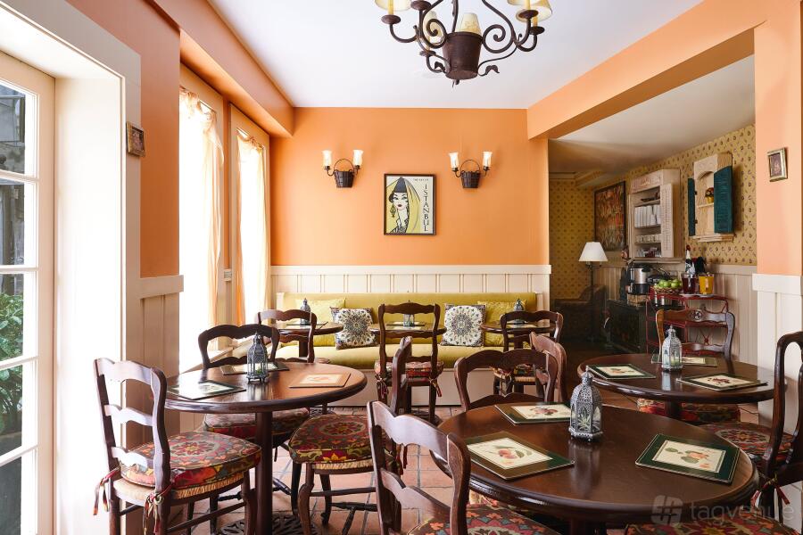Petite Salon Petite Salon