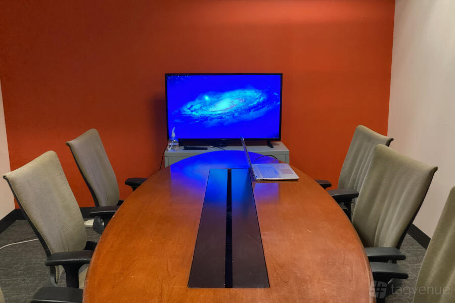 Mango: 6-Person Meeting Room at