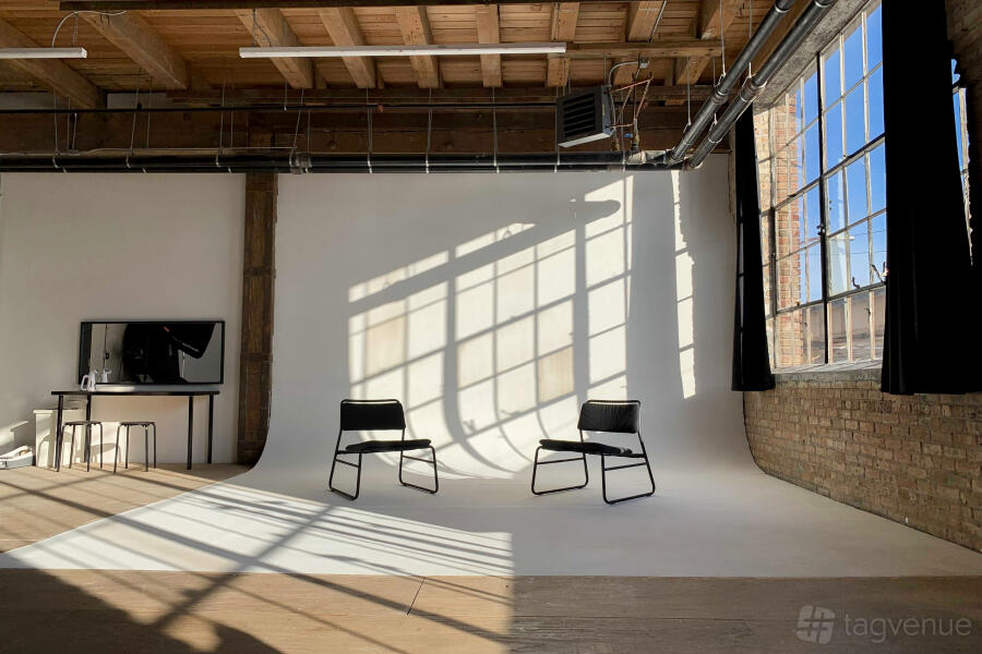 Bright Sunny CYC Wall Loft Bright Sunny CYC Wall Loft