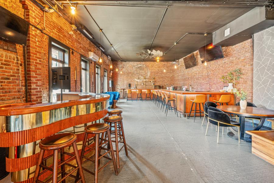 Luxe Bar Lounge at Saint James - Luxe Lounge w/ Exposed Brick