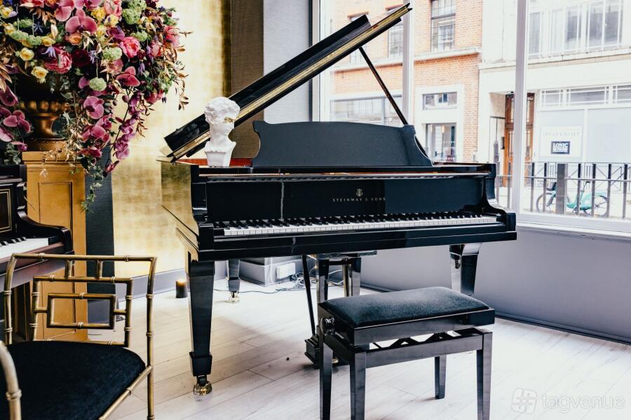 Gallery-like Piano Showroom Gallery-like Piano Showroom