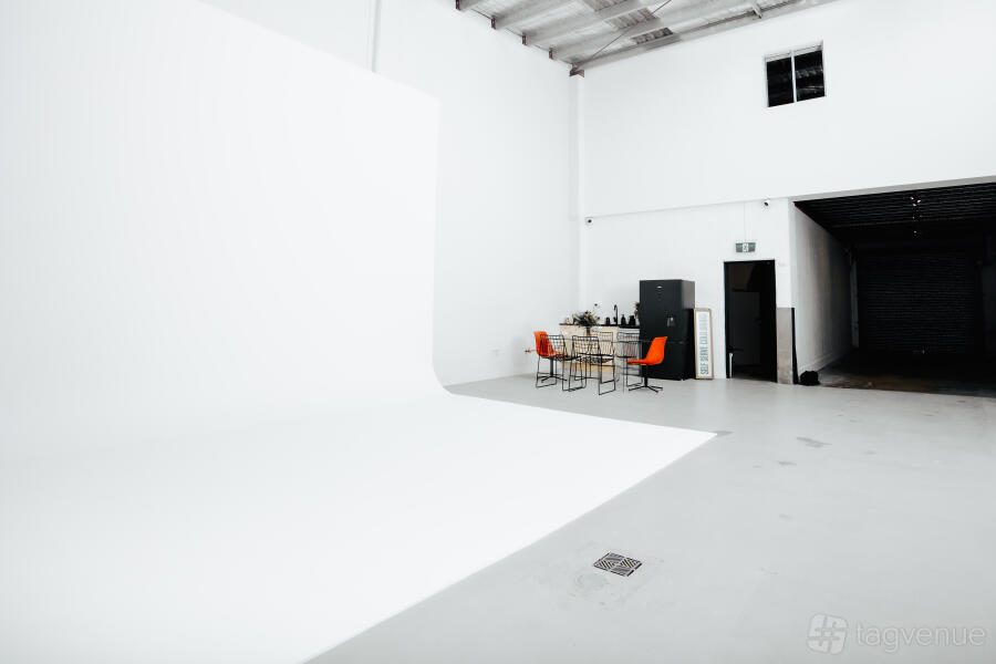 Drive Up CYC Warehouse at UNO STUDIOS
