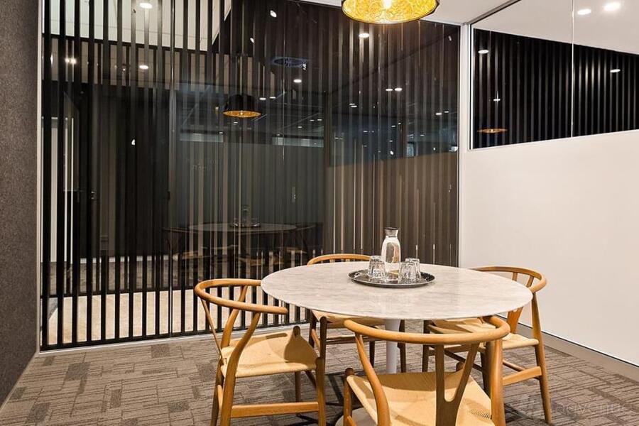 King Bee Meeting Room ( 6 People) King Bee Meeting Room ( 6 People)