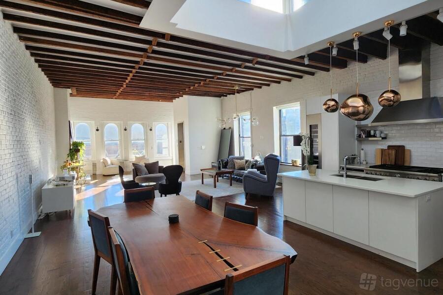 A closer look at Penthouse Loft With Exposed Brick