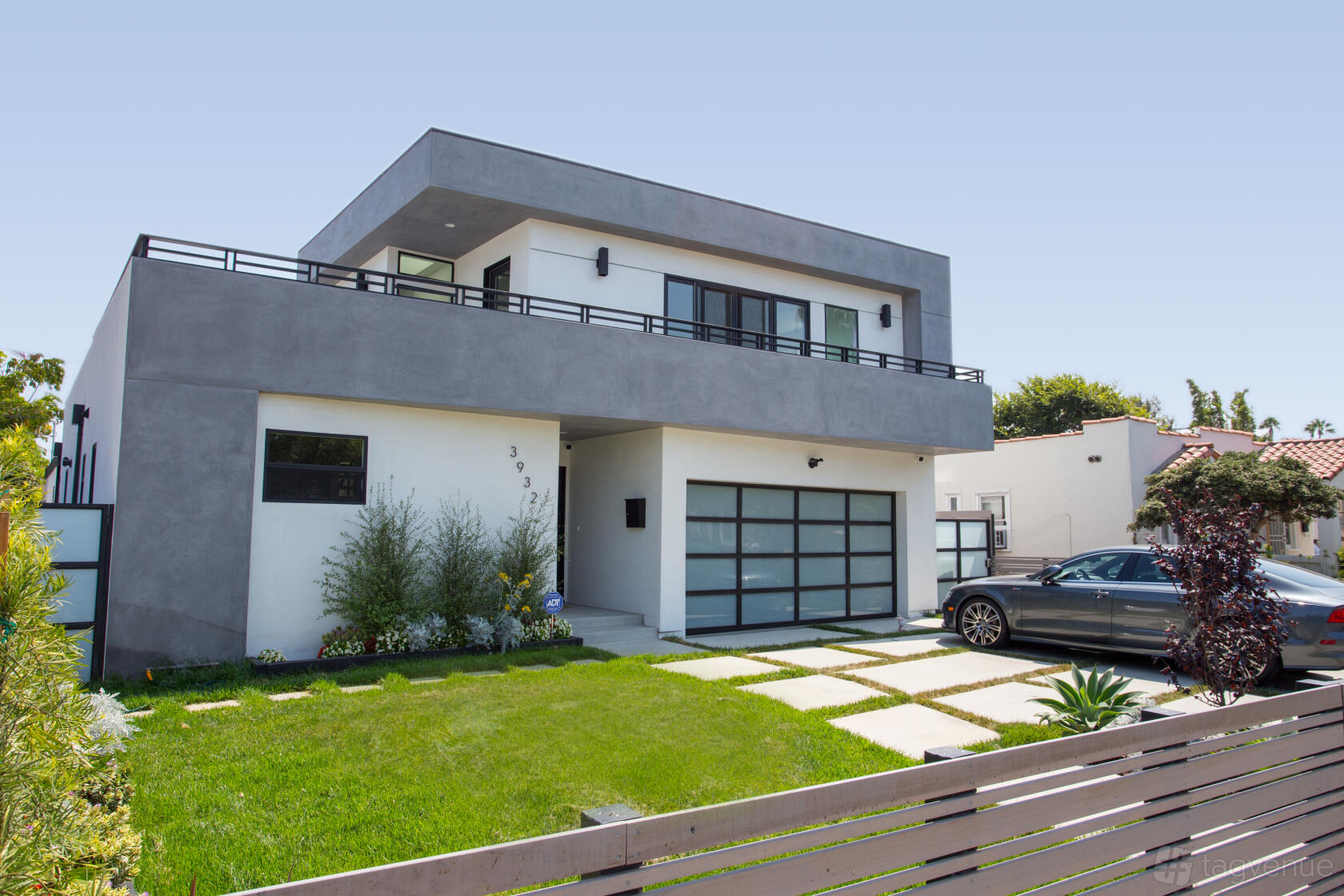A film and photo studio with a modern facade, large windows, and landscaped lawn at Modern and bright home - Perfect for filming.