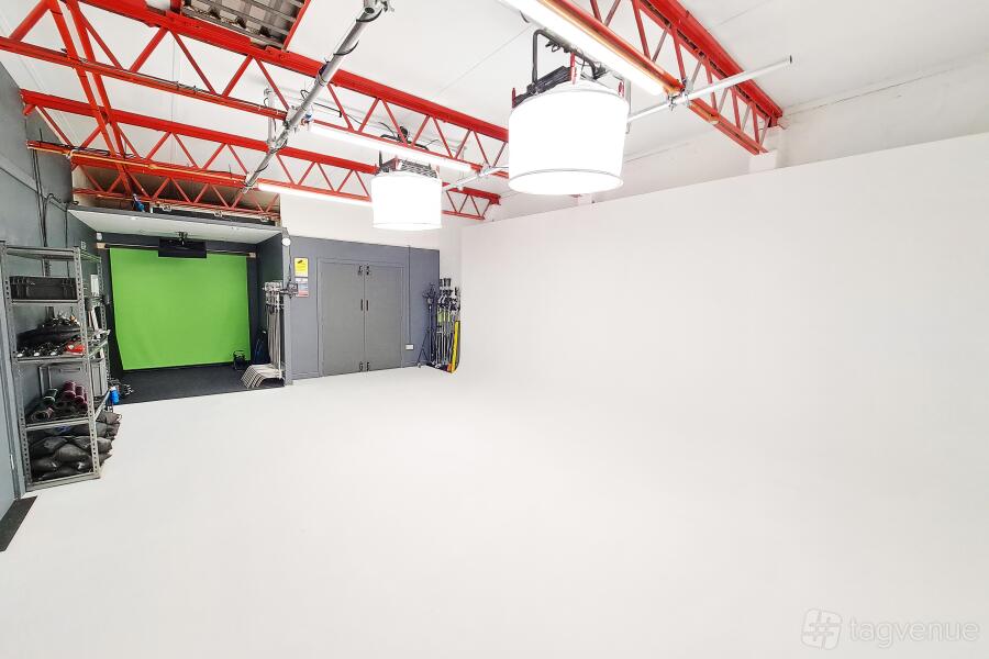 2-Wall Infinity Cove Studio at Dungeon Frog Studios Ltd
