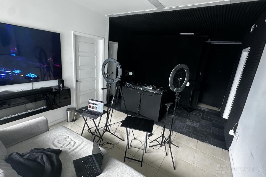 Music Studio for DJs Music Studio for DJs