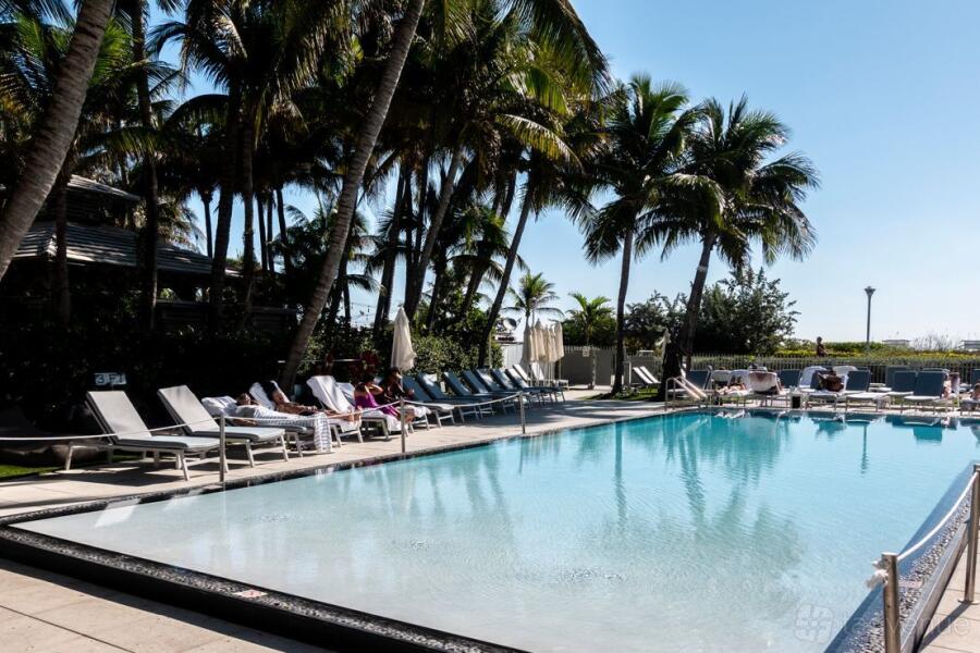 Pool - Cabanas Pool - Cabanas