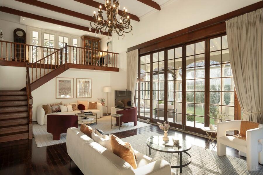 Modern Luxury Home with High Ceilings Modern Luxury Home with High Ceilings